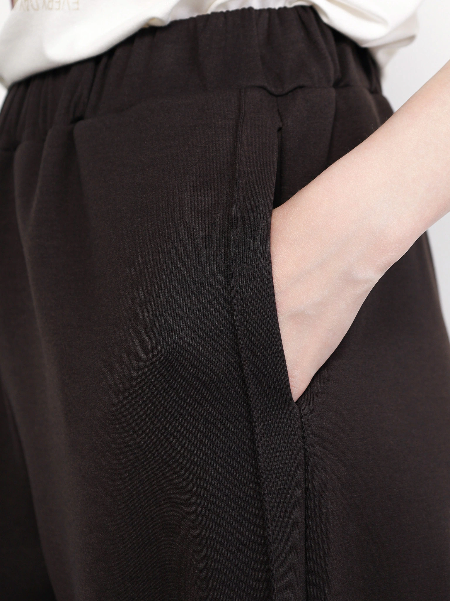 Брюки трикотажные темно-коричневого цвета с эластичным поясом